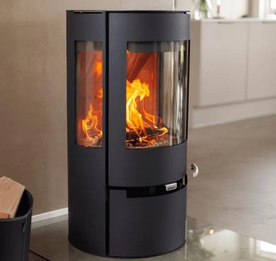 Moderne vedovn med glassdør, flammer synlige inne i ovnen.